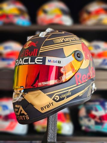 Max Verstappen Champion helm 2023 1:2 beschikbaar voor biedingen