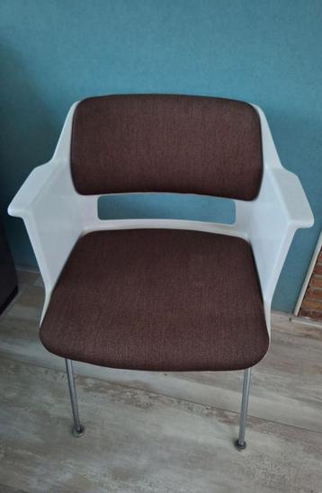 Vibtage Gispen kuipstoel 2215 beschikbaar voor biedingen