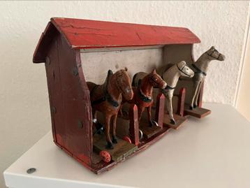 Antieke paardestal met 4 paarden. beschikbaar voor biedingen