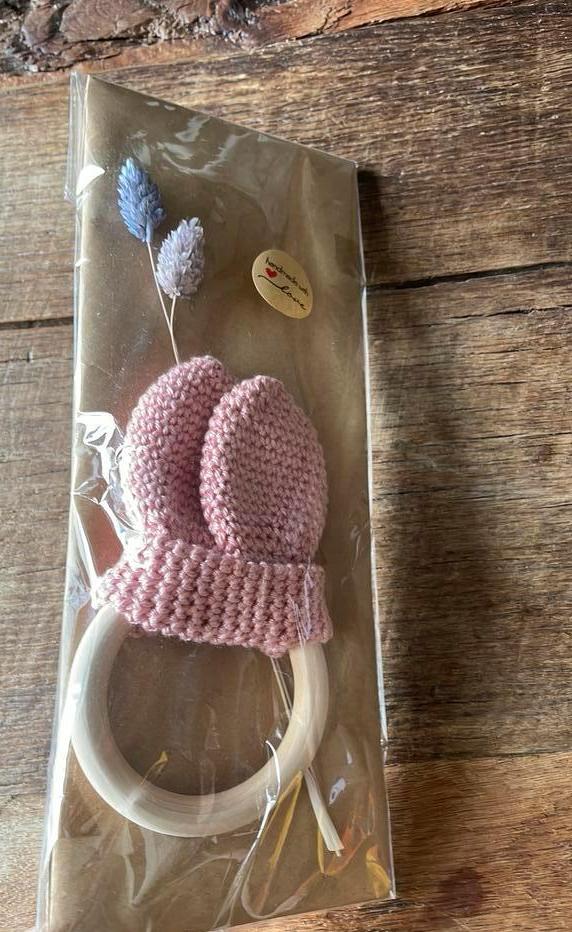 Gehaakte bijtring ‘Konijnenoren’, Ophalen of Verzenden, Nieuw, Kraamcadeau