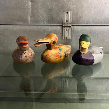 Set van 3 folk-art handgesneden lokeenden jaren 70 beschikbaar voor biedingen