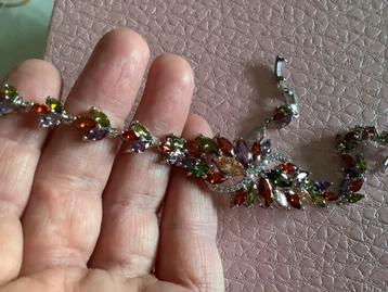 Prachtige nieuw armband met edelstenen beschikbaar voor biedingen