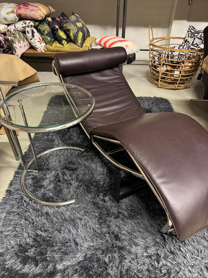 LC4 chaise longue bruin leder eileen gray tafeltje, Huis en Inrichting, Banken | Sofa's en Chaises Longues, Zo goed als nieuw