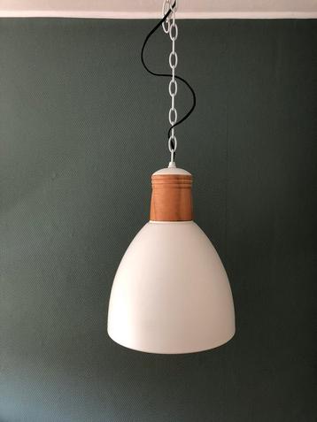 Twee industriële hanglampen wit met hout beschikbaar voor biedingen