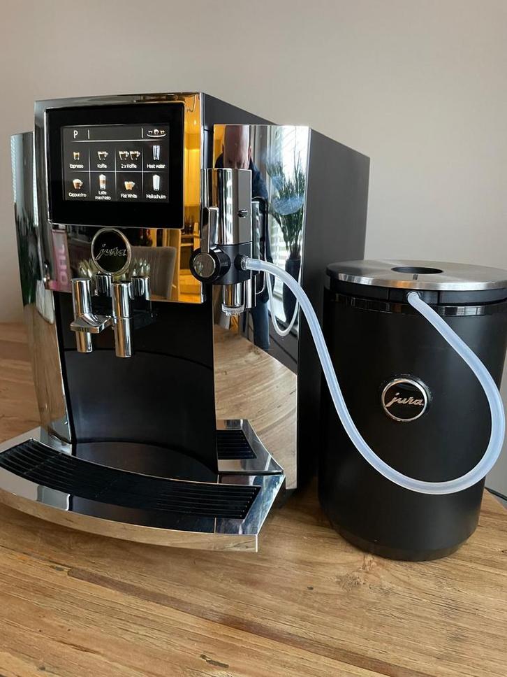 Jura S8 Chrome inclusief Jura cool control, Witgoed en Apparatuur, Koffiezetapparaten, Zo goed als nieuw, Gemalen koffie, Koffiebonen