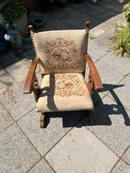 Oude stoel met borduursels, Ophalen