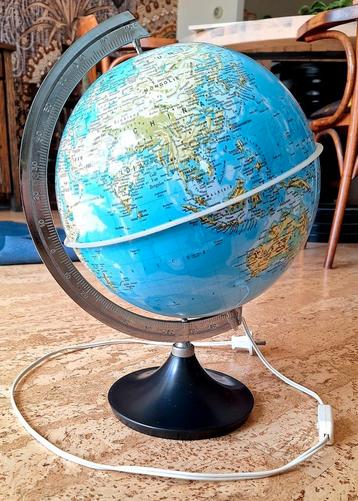 Globe met verlichting 1975 beschikbaar voor biedingen