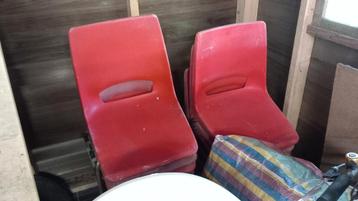 Gratis kunststof buitenstoelen beschikbaar voor biedingen