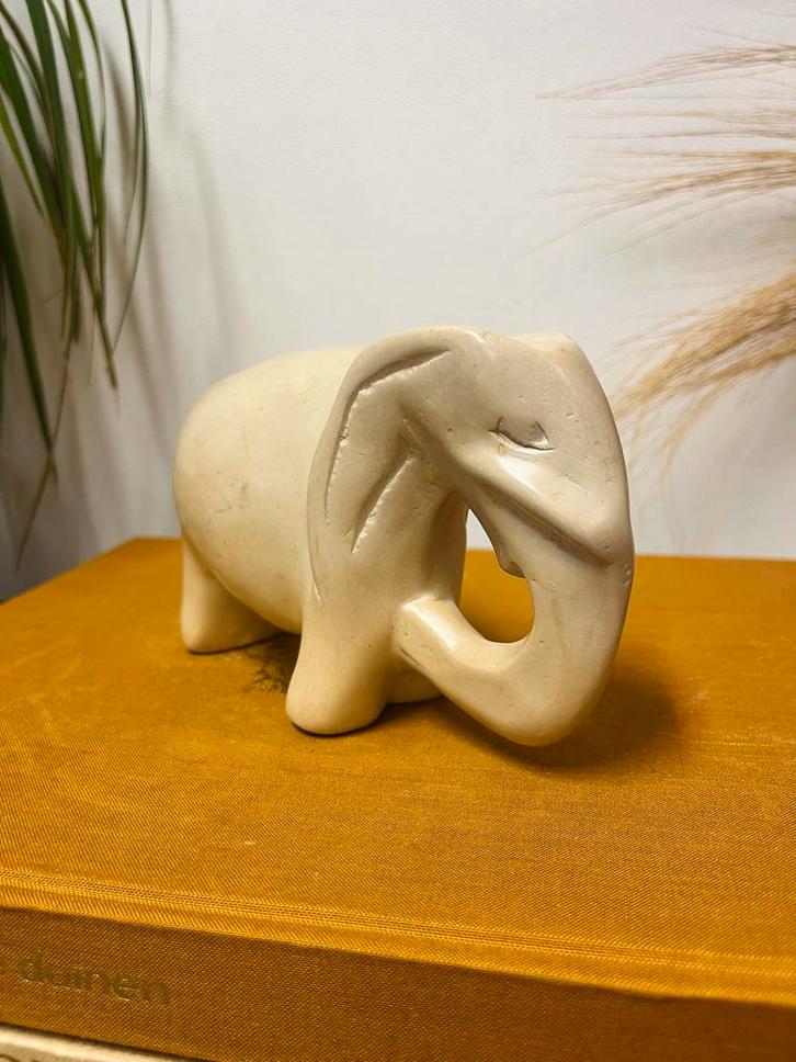 Mooi vintage massief Zeepsteen Olifant handgemaakt beeld, Verzamelen, Beelden en Beeldjes, Zo goed als nieuw, Dier, Ophalen of Verzenden