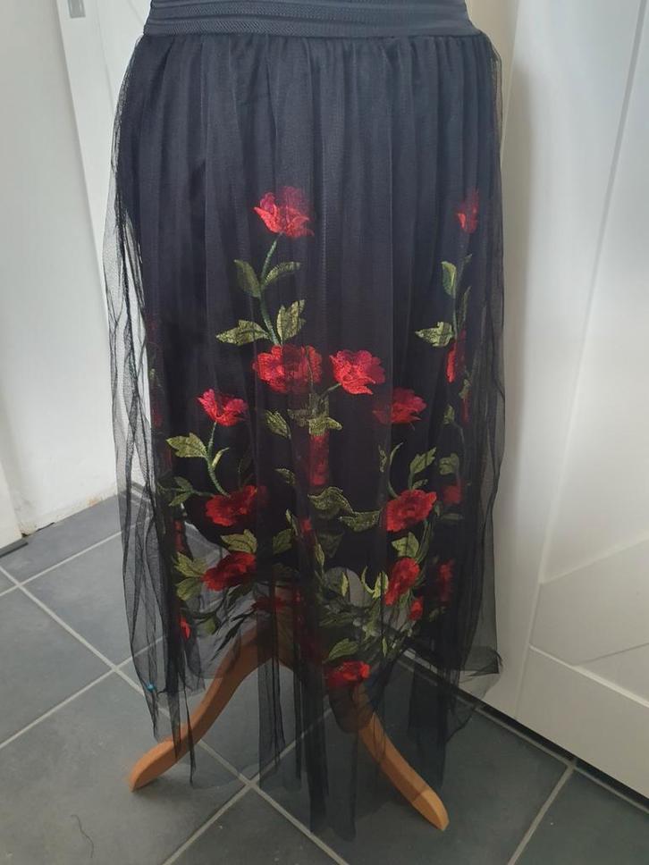 Zwarte tule rok met rode rozen - Sweet Miss, Kleding | Dames, Rokken, Zo goed als nieuw, Maat 36 (S), Zwart, Onder de knie, Ophalen of Verzenden