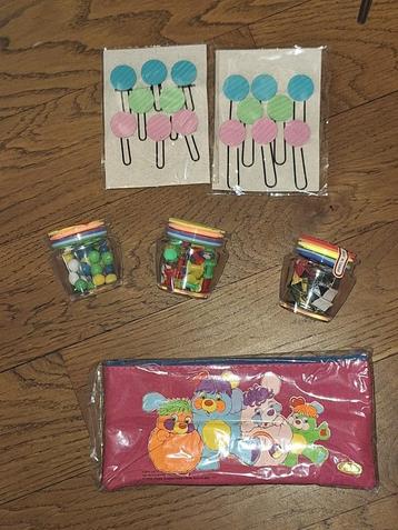 Punaises, clips en etui beschikbaar voor biedingen