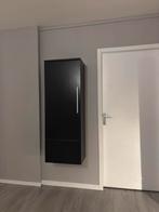 2 stuks zwarte zweef vitrine kast, Huis en Inrichting, Kasten | Vitrinekasten, Ophalen, Zo goed als nieuw, 25 tot 50 cm