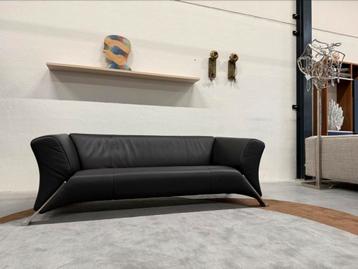 Als nieuw Rolf Benz 322 3 Zits Bank zwart leer Design 210 beschikbaar voor biedingen