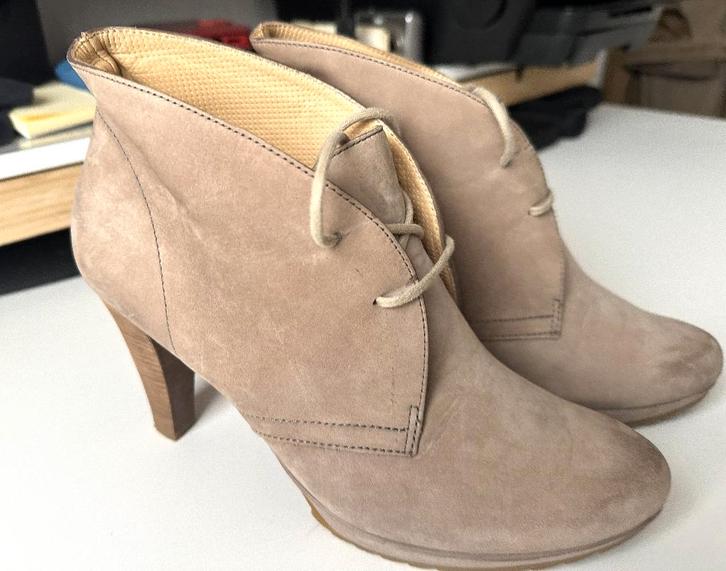 Taupe lichtbruine suède enkellaarsjes met hak 6½ Paul Green, Kleding | Dames, Schoenen, Zo goed als nieuw, Lage of Enkellaarzen