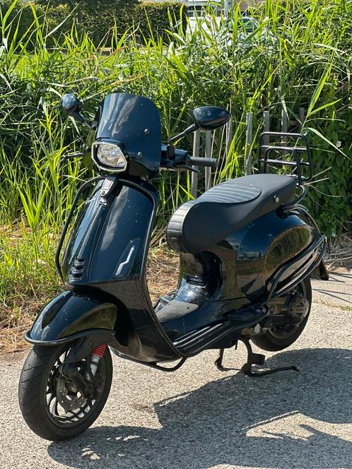 Vespa sprint 2021 gloss zwart, Fietsen en Brommers, Scooters | Vespa, Zo goed als nieuw, Vespa S, Ophalen