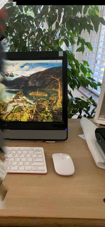 Raspberry Pi 400  met beeldscherm, muis en SSD schijf beschikbaar voor biedingen