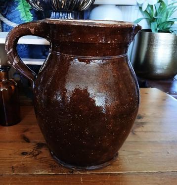 Oude zware grote gres kan geglazuurd bruin met handvat   beschikbaar voor biedingen