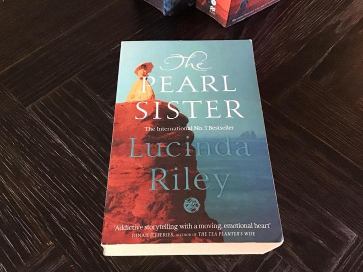 The Pearl Sister - Lucinda Riley, Boeken, Romans, Zo goed als nieuw, Nederland, Ophalen of Verzenden