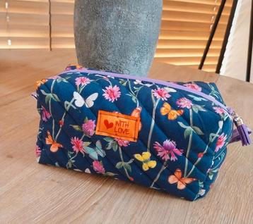 Gewatteerde toilettas.  beschikbaar voor biedingen