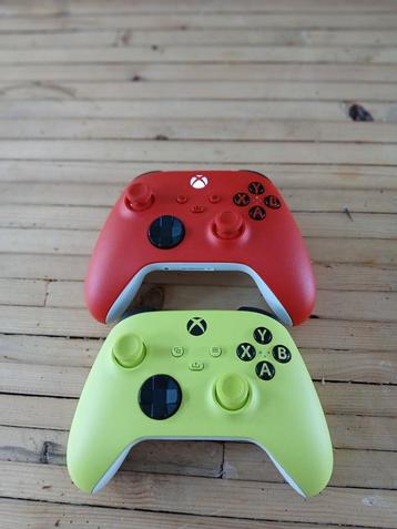 2 gloednieuwe xbox series x controllers beschikbaar voor biedingen