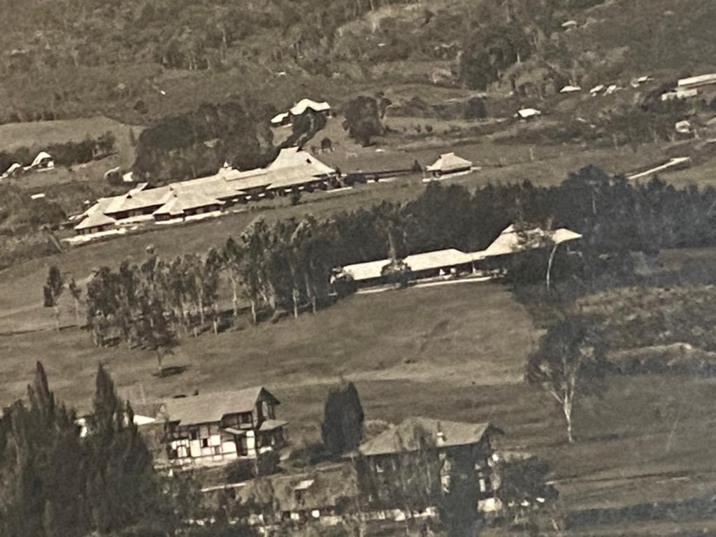 Oude foto van Grand Hotel Brastagi uit Nederlands Indië , Gebruikt, Foto, Ophalen of Verzenden, Gebouw