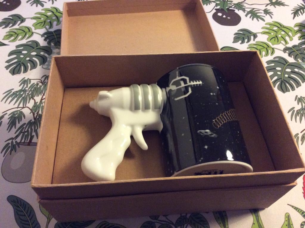 MC2 Museum Mugs space gun Mug. nieuw in kadoverpakking, Keramiek, Overige typen, Nieuw, Ophalen of Verzenden
