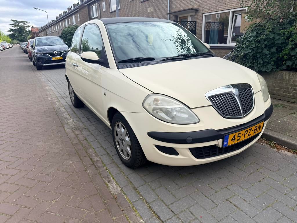 Lancia Ypsilon 1.4 16V 2005 Wit, Auto's, Lancia, Voorwielaandrijving, 15 km/l, 40 €/maand, 400 kg