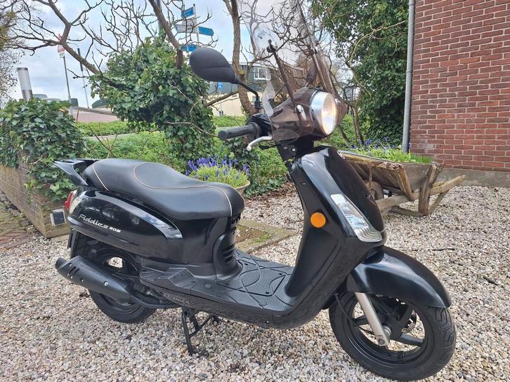 Mooie Sym Fiddle snorscooter black edition!, Fietsen en Brommers, Scooters | SYM, Zo goed als nieuw, Fiddle, Benzine, Ophalen