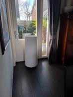 Keramische hoge witte bloempot te koop.