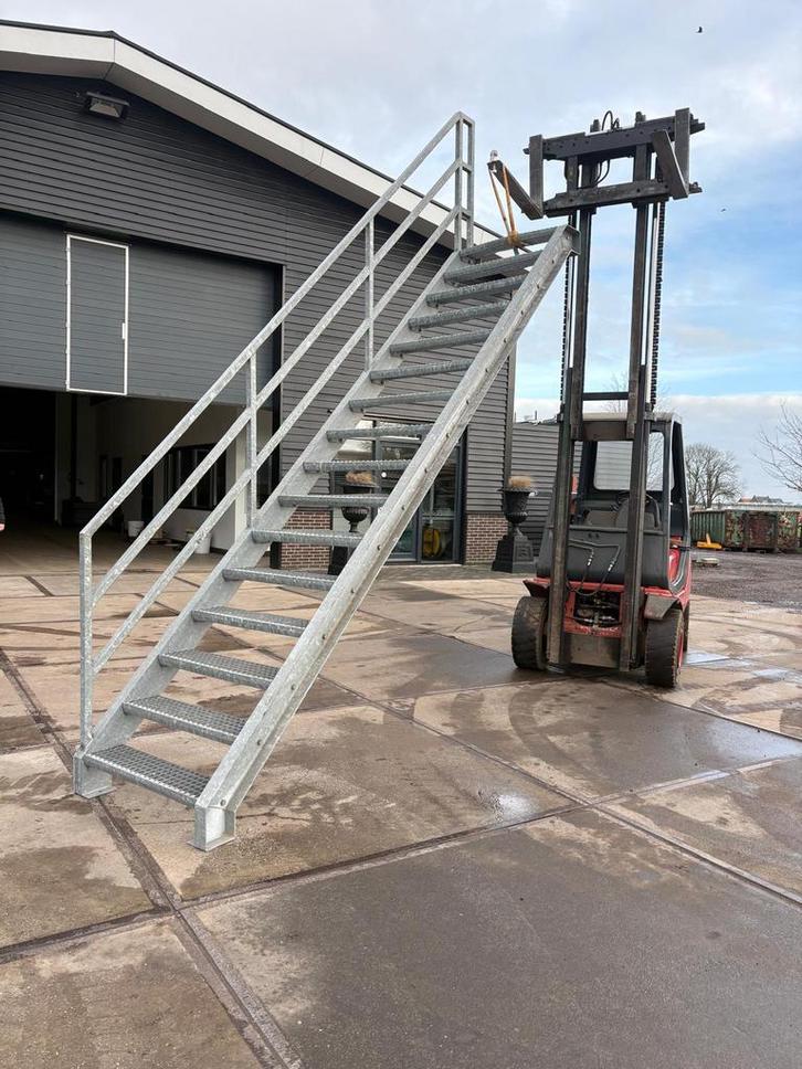 Gegalvaniseerde steektrap bordestrap wenteltrap trap trappen, Doe-het-zelf en Verbouw, Ladders en Trappen, Zo goed als nieuw, 2 tot 4 meter
