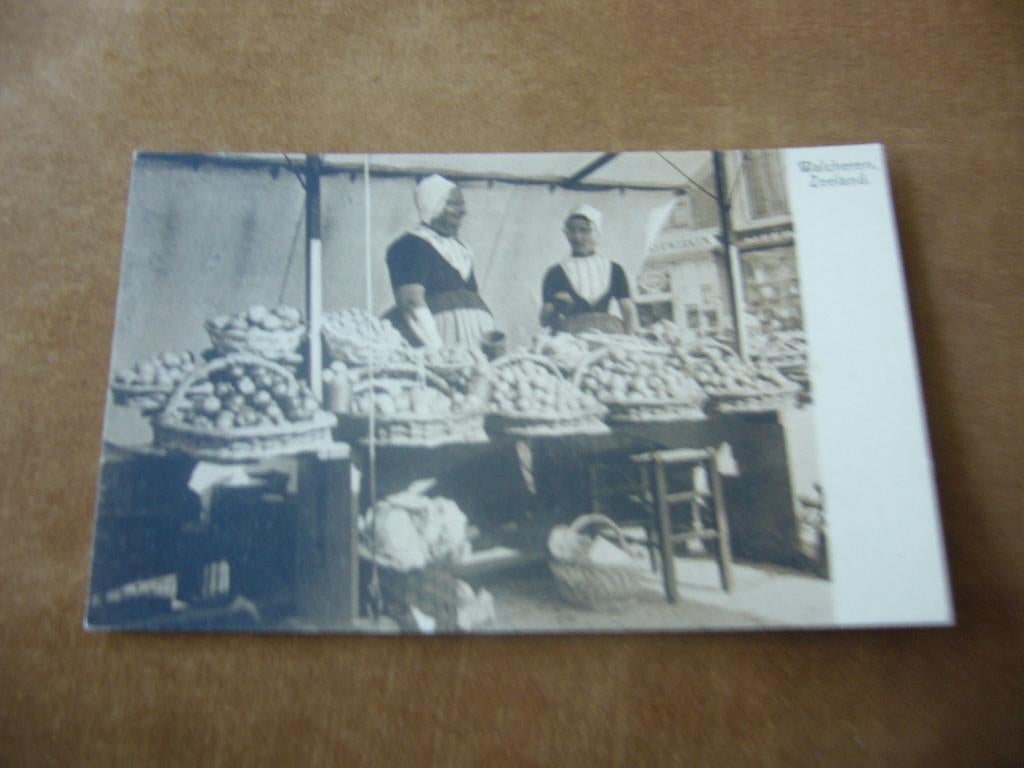 WALCHEREN  =  MARKT - 2 VROUWEN IN KLEDERDRACHT BRIEFKAART, Ophalen of Verzenden, Voor 1920, Ongelopen, Zeeland