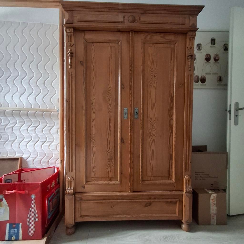 Grenen antieke 2 deurs Kast., Ophalen of Verzenden