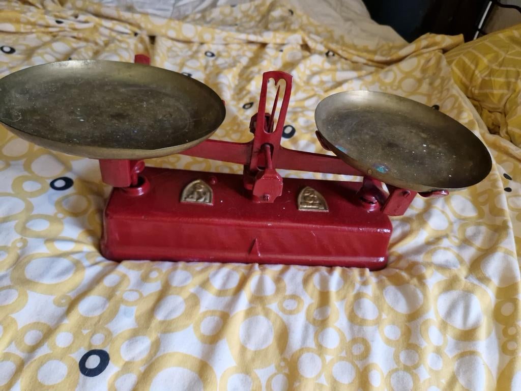Vintage Gietijzeren Weegschaal - Rood met Messing Schalen, Ophalen of Verzenden