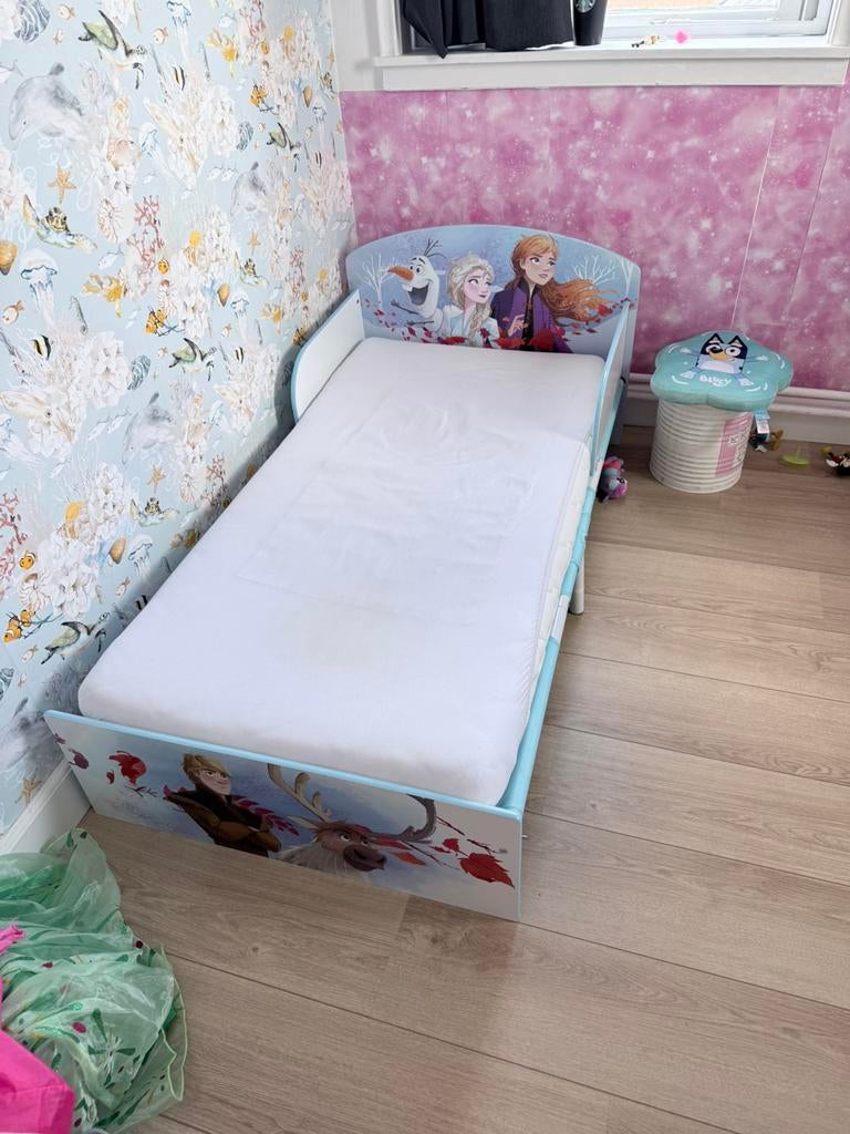Frozen kinderbed met matras, Kinderen en Baby's, Kinderkamer | Bedden, Ophalen, 70 tot 85 cm, Zo goed als nieuw, Matras