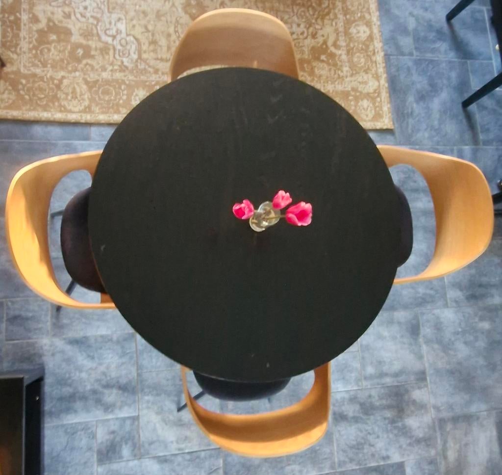 Eettafel en 4 stoelen van Jysk , zwart en hout, Huis en Inrichting, Tafels | Eettafels, Ophalen, Rond, 50 tot 100 cm, Zo goed als nieuw