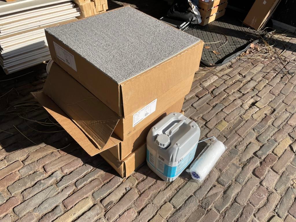 Ruim 16m2 tapijttegel lichtgrijs met subtiel relief, Ophalen of Verzenden, Zo goed als nieuw, Minder dan 45 cm, 70 cm of meer