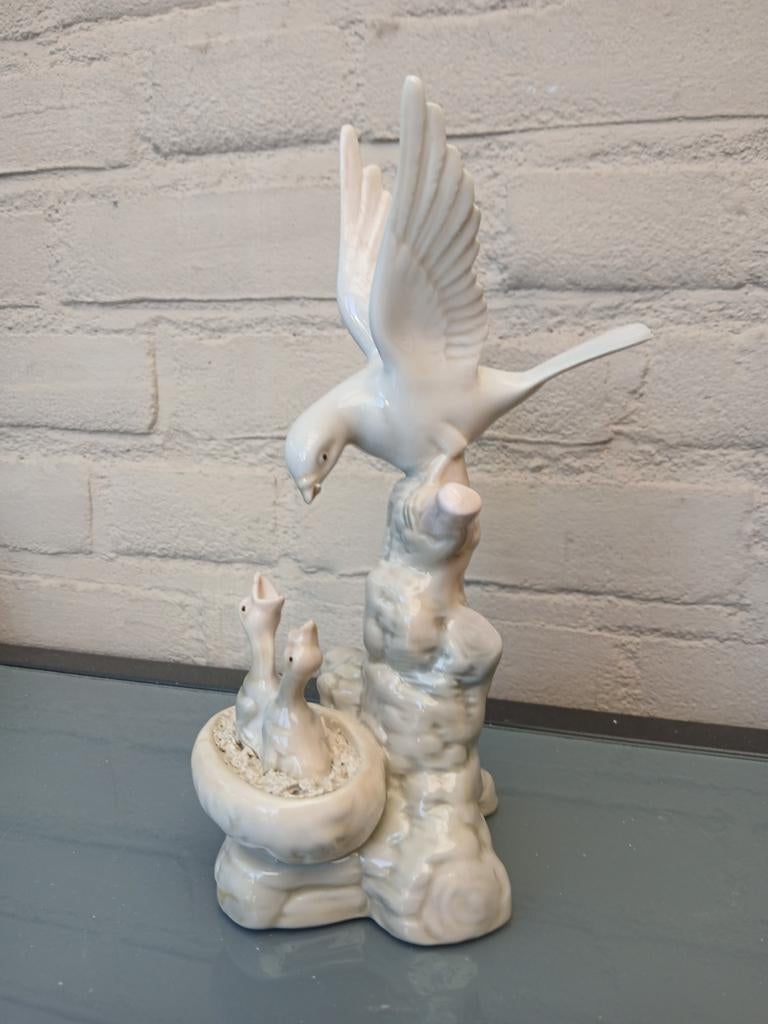 Vintage porseleinen beeldje: duif met jongen in nest, Ophalen, Zo goed als nieuw, Dier