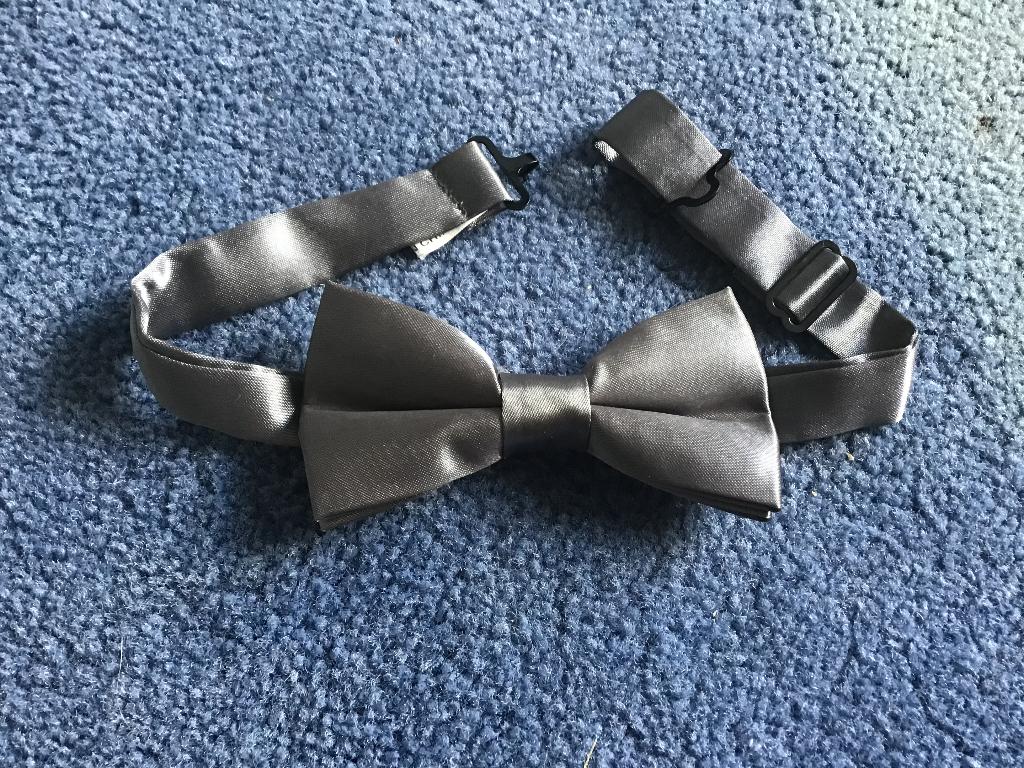 Vlinder strikje zilverkleurig voor kinderen, Kinderen en Baby's, Kindermode-accessoires, Ophalen of Verzenden, Zo goed als nieuw