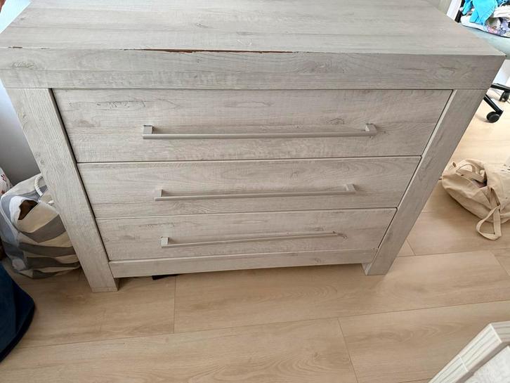 Peuterbed, commode en wandplank - lichtgrijs, Kinderen en Baby's, Kinderkamer | Complete kinderkamers, Zo goed als nieuw, Jongetje of Meisje