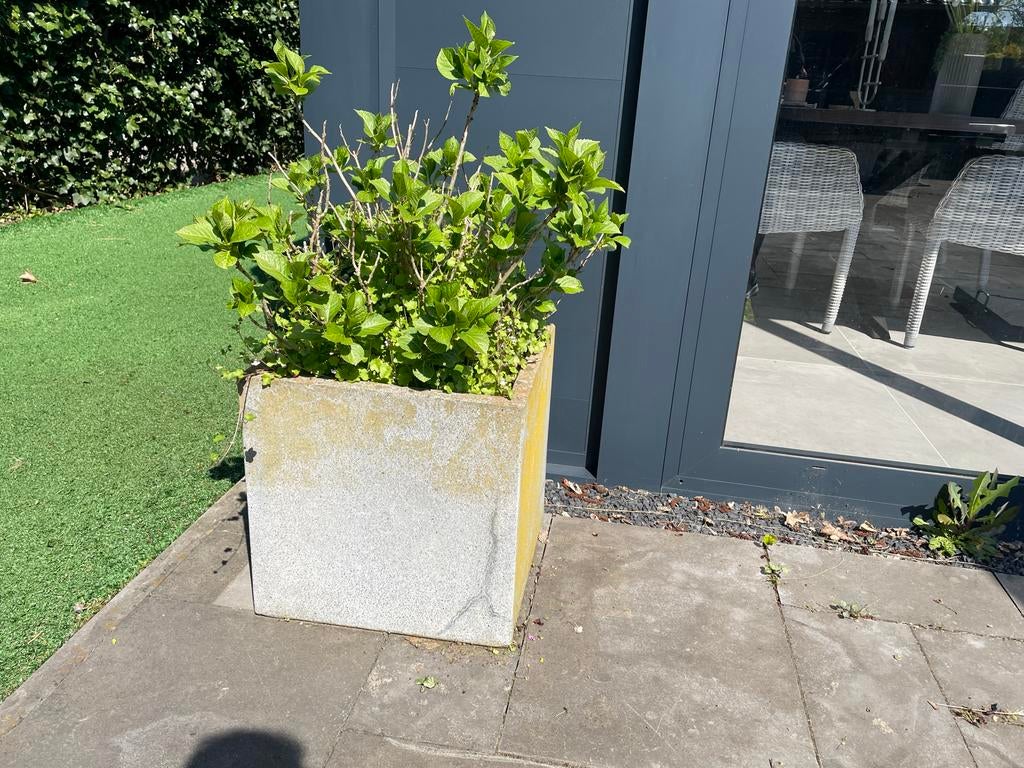 2 Grote Vierkante Stenen Bloembakken (excl. planten), Tuin en Terras, Bloembakken en Plantenbakken, Ophalen, Gebruikt, Balkon