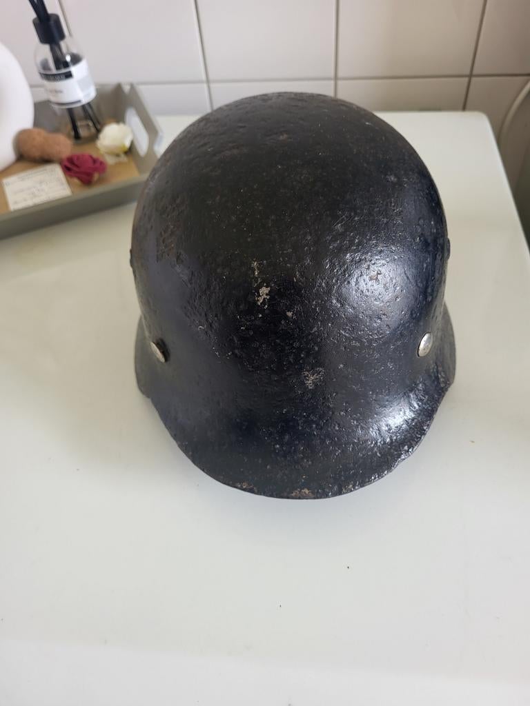 Te koop Bodemvondst Duitse helm, Ophalen of Verzenden, Duitsland, Helm of Baret