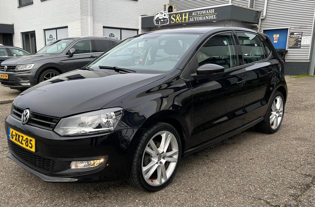 Volkswagen Polo 1.4 16V 63KW Automaat 2010 Zwart, Auto's, Euro 5, 40 €/maand, Zwart, 4 cilinders