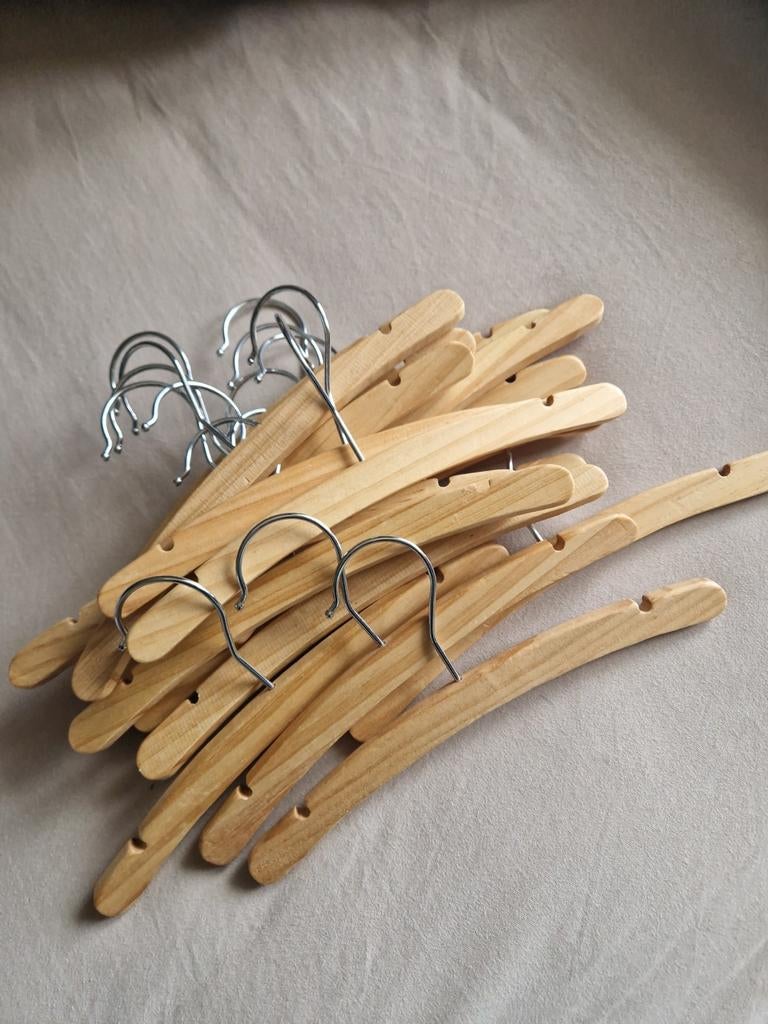 16 houten baby kledinghangers, Kleding | Dames, Kledinghangers, Ophalen, Zo goed als nieuw, Hout, Kinderen
