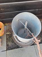 Grote zinken voer silo / voeremmer, Ophalen