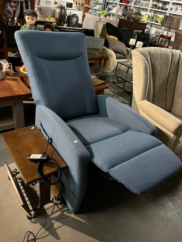 Relaxstoel in mooie kleur blauw met elektrische bediening, Ophalen, Zo goed als nieuw, 50 tot 75 cm