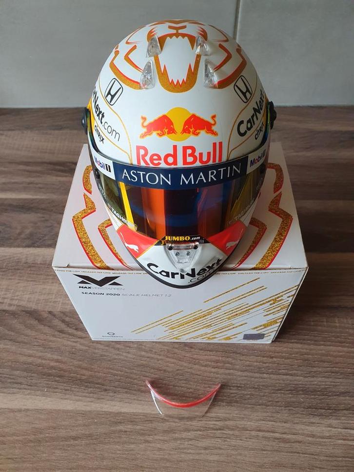 Max verstappen helmpje 2020 schaal 1/2 schuberth, Verzamelen, Automerken, Motoren en Formule 1, Nieuw, Formule 1, Verzenden