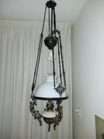 Antieke hanglamp met olielamp en wit glazen kap, Antiek en Kunst, Ophalen of Verzenden