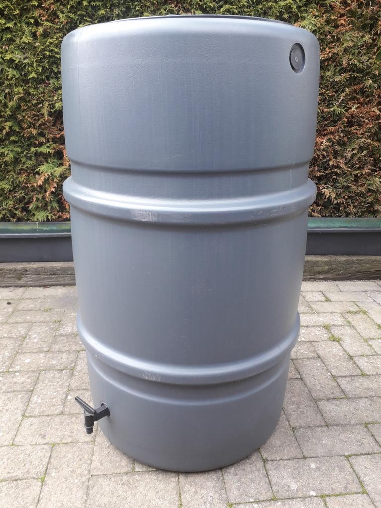 Groene regenton van hard kunststof met zwart deksel, Ophalen