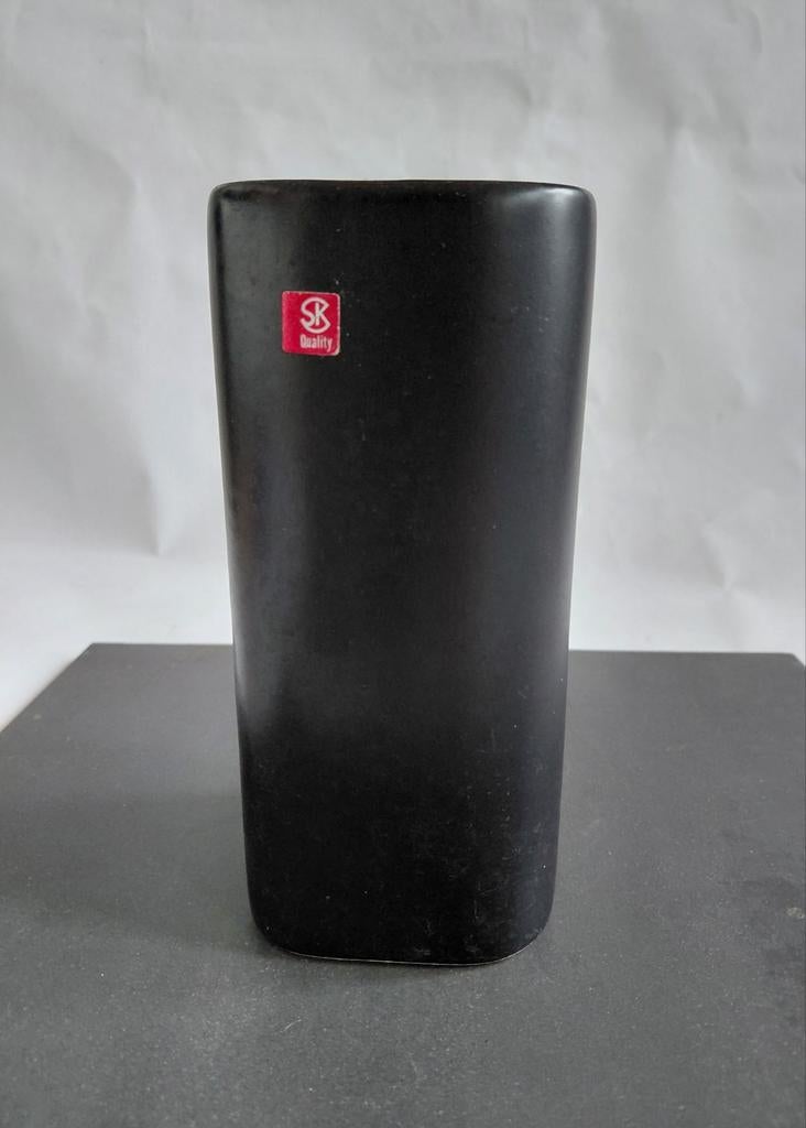 Vintage Vaas Aardewerk SK Quality Mat Zwarte, Zwart, Aardewerk of Porselein, Ophalen of Verzenden, Zo goed als nieuw