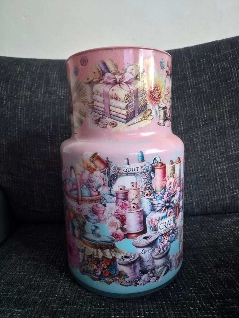 Decoratieve vaas met naaipatroon en bloemen, Ophalen